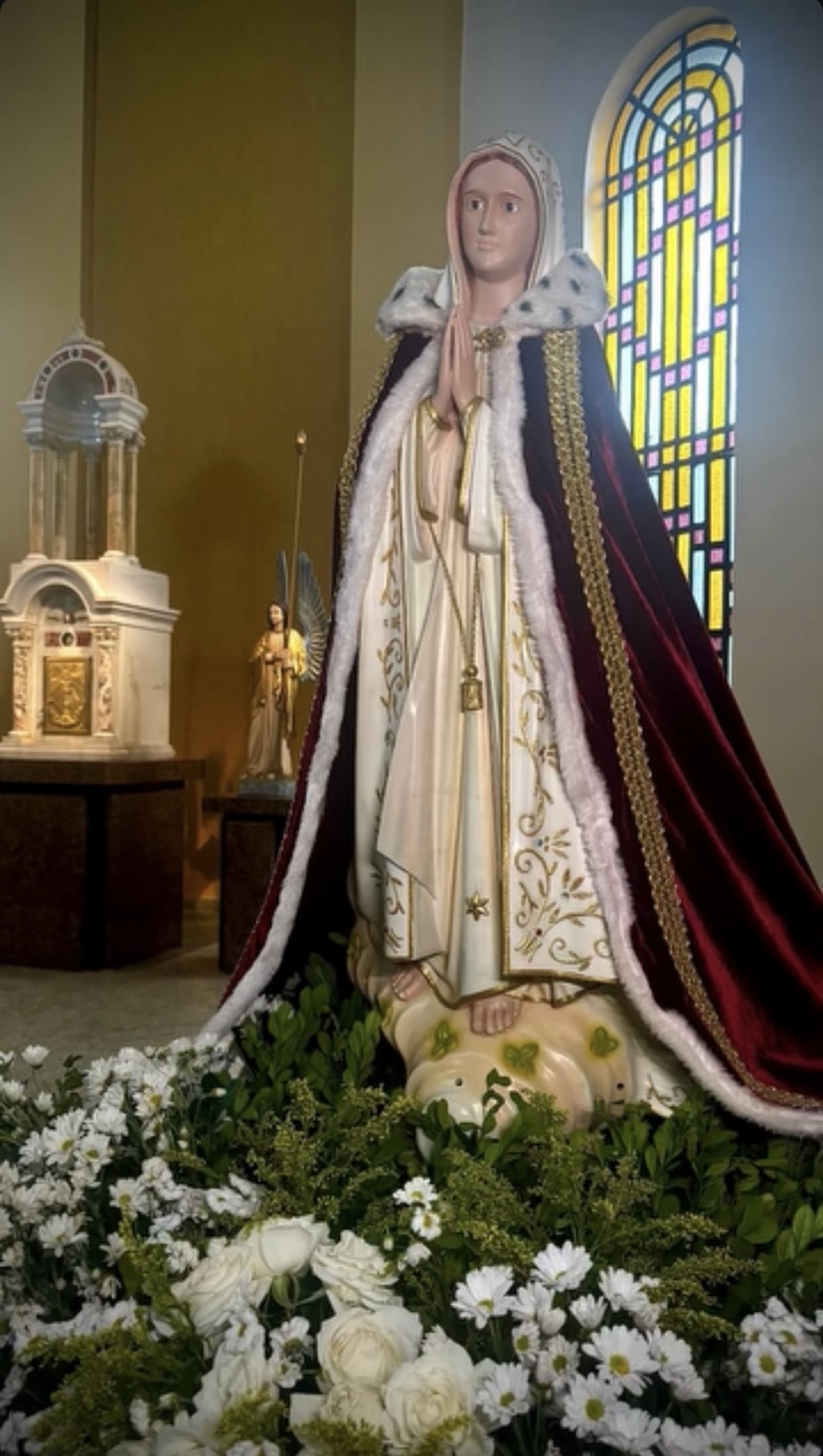 Nossa Senhora enflorada, presente em nossos encontros